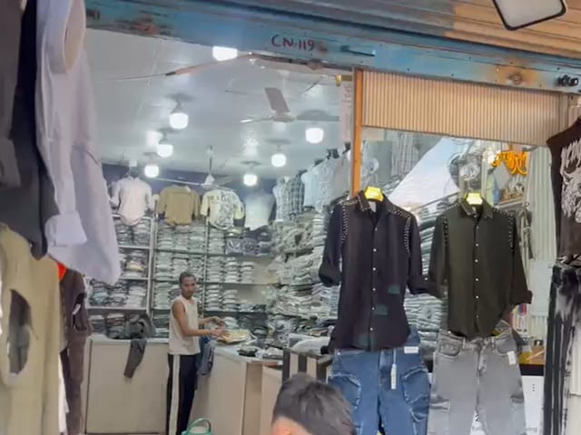 जींस बदलवाने दुकान आया था युवक, तभी 4 ने चाकुओं से गोदा, दिनदहाड़े खूनी खेल