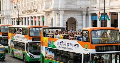 कल से दिल्ली की सड़कों पर दौड़ेंगी डबल डेकर बसें. (एआई इमेज)
