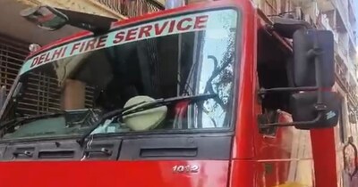 दिल्ली के आदर्श नगर स्थित एक घर में भीषण आग लग गई.