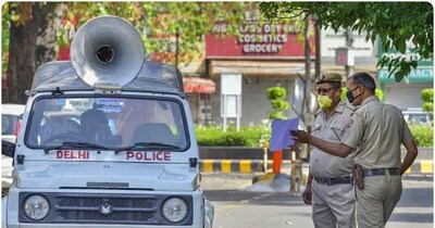 सरिता विहार इलाके में एक महिला और उसकी छह साल की बेटी की हत्या का सनसनीखेज मामला सामने आया है.