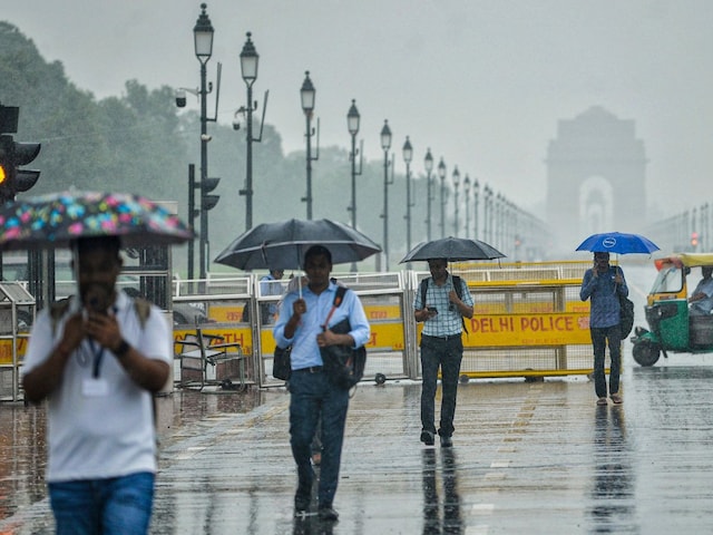 दिल्ली में अचानक बदला मौसम, इस बारिश से क्या फिर आएगी ठंड? जानें IMD अपडेट