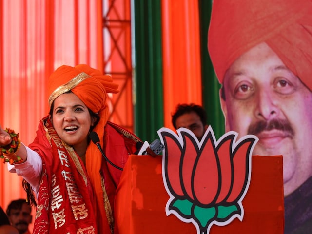 कौन हैं देवयानी राणा, बजट पर उमर अब्दुल्ला को ऐसा घेरा, सब करने लगे तारीफ