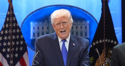 ट्रंप ने पुराने टैरिफ अवैध घोषित होते ही चला 15% का नया दांव. (Photo : Reuters)