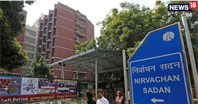 ECI West Bengal SIR: चुनाव आयोग ने SIR प्रक्रिया में लापरवाही बरतने और अधिकारों का बेजा इस्‍तेमाल करने के मामले में सात अफसरों को सस्‍पेंड किया है. (फाइल फोटो)