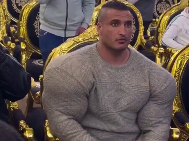 इंटरनेट पर वायरल है ये 'बाहुबली बॉडीगार्ड', बड़े-बड़े बाइसेप्स देख दंग रह गए लोग!