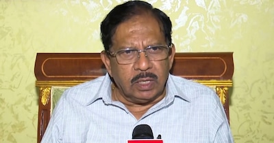 कर्नाटक के गृह मंत्री जी परमेश्वर ने खुद को सीएम की रेस अलग बताया है.