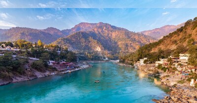 भारत की भौगोलिक संरचना में नदियों का स्थान सर्वोपरि है, लेकिन क्या आप जानते हैं कि वह कौन सी नदी है जो देश के 5 राज्यों की प्यास बुझाती है? उस नदी का नाम गंगा है. गंगा नदी न केवल एक जलधारा है, बल्कि भारत की सांस्कृतिक और आर्थिक जीवन रेखा भी है. गंगोत्री के बर्फीले ग्लेशियरों से निकलकर बंगाल की खाड़ी तक का इसका सफर इतना अद्भुत है कि यह देश के 5 प्रमुख राज्यों के करोड़ों लोगों को नया जीवन प्रदान करती है.