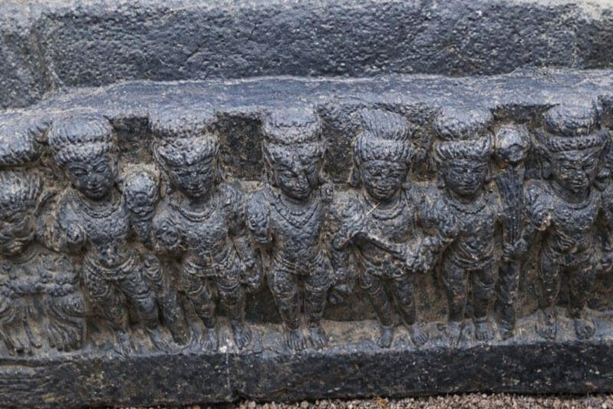 क्या जमीन के नीचे से बोल रहा अतीत इतिहास इशारे कर रहा और हम समझ नहीं पा रहे काले पत्थर की दो मूर्तियों ने चौंकाया