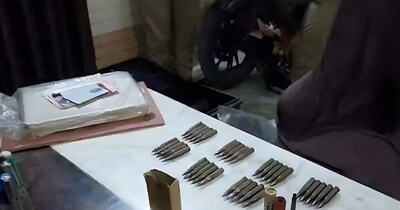 गाजियाबाद: रिटायर्ड फौजी के घर पुलिस की बड़ी रेड, पत्नी की शिकायत पर मिलीं SLR की गोलियां.