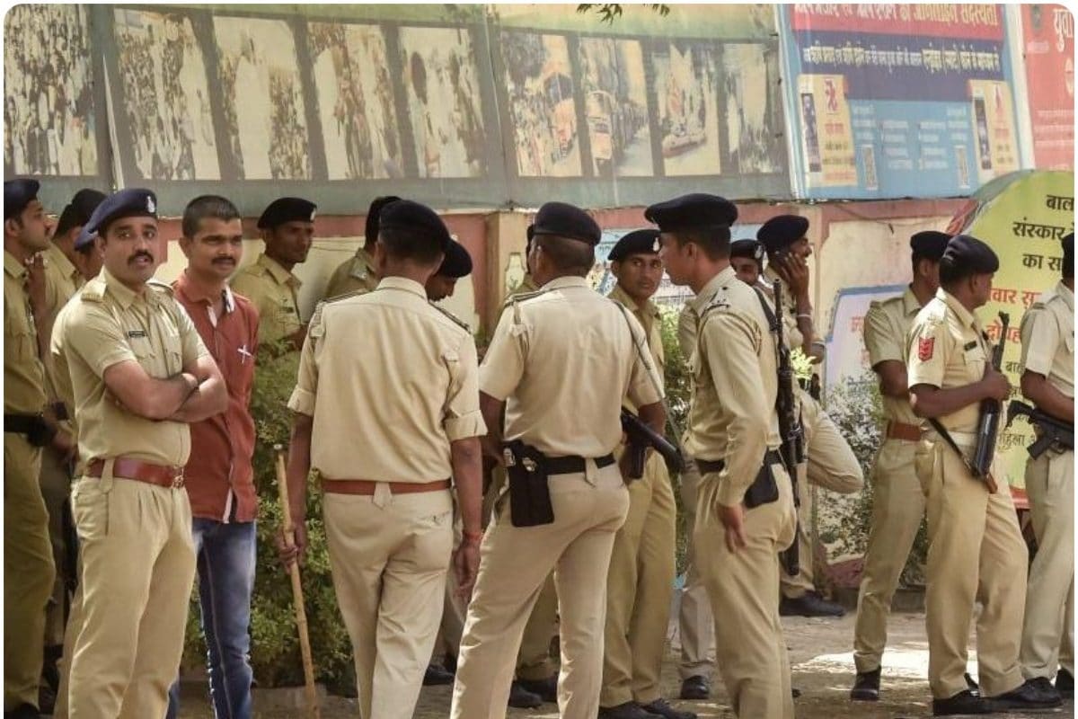 दलित दूल्हे की घोड़ी चढ़ने की हिम्मत कैसे हुई दबंगों ने निकाल ली तलवारें चीख-पुकार में बदल गया शादी का जश्न