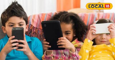 स्मार्टफोन इस्तेमाल करते बच्चे