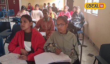 पढ़ाई करती छात्राएं