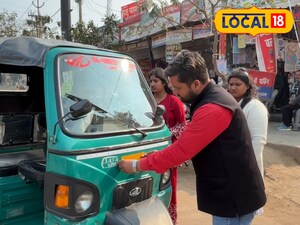 रिक्शा पर रेडियम टेप चिपकाते हुए सौरभ मिश्रा