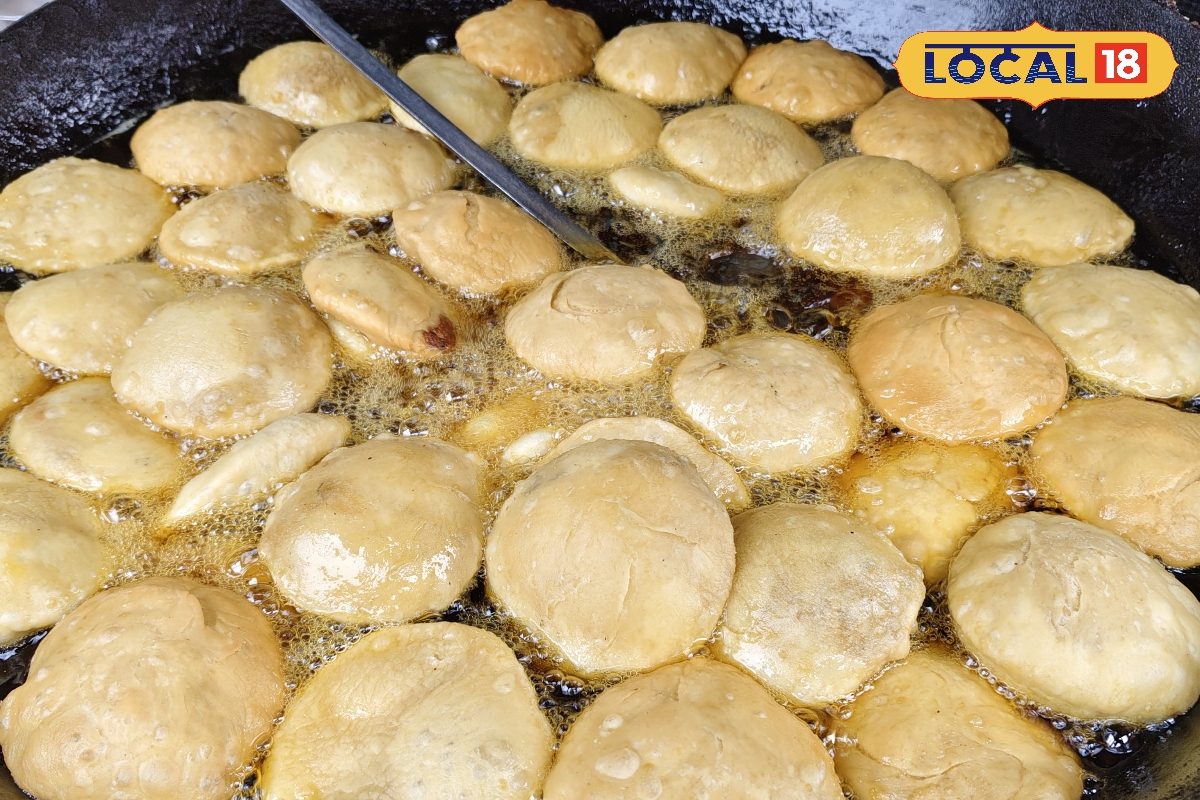 क्या आपने चखी है रायते में डूबी यहां की मशहूर कचौड़ी मात्र 15 रुपये में लें शुद्ध मसालों और देसी स्वाद का आनंद