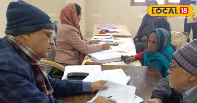 कई कई घंटे उन्हें अपने SIR फॉर्म को जमा करने में लग रहे हैं