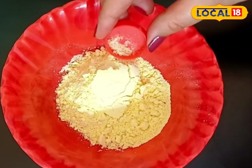 सबसे पहले बेसन को पानी डालकर गोल गोल गोला बनाये 