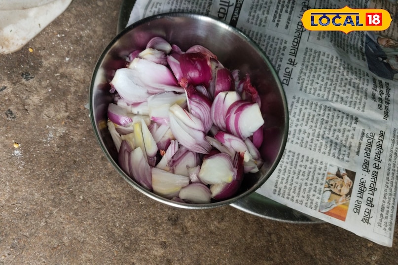 अब प्याज टमाटर को मोटा मोटा काट ले 