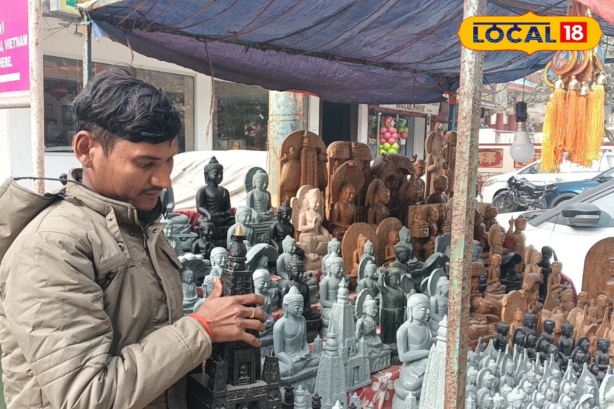 बोधगया के 'शिल्पकार' विजय: सड़क किनारे ठेले पर तराशते हैं पत्थर, विदेशों तक है मूर्तियों की मांग