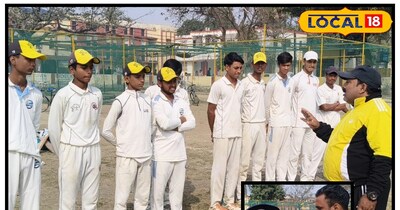 खिलाड़ियों से बातचीत करते कोच