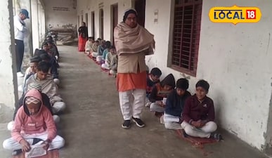 अंग्रेजों के समय के विद्यालय में शिक्षा ग्रहण करते हुए बच्चे। 