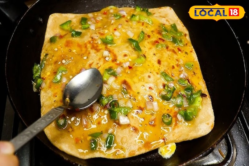 देसी स्टाइल अंडा पराठा पराठा प्रेमियों के लिए यह सबसे आसान तरीका है। तवे पर सिकते हुए पराठे या रोटी के ऊपर फेंटा हुआ अंडा फैलाएं और इसे पलटकर कुछ सेकंड पकाएं। यह काफी देर तक आपका पेट भरा रखता है और स्वाद में लाजवाब होता है।