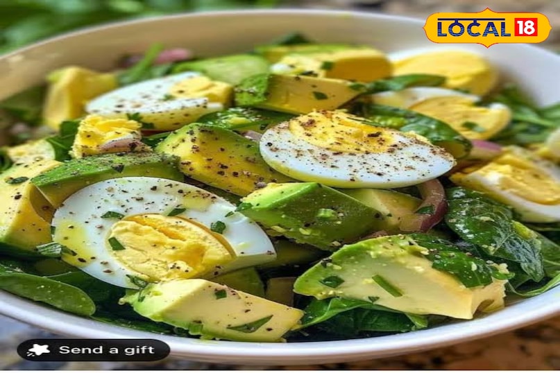 रिफ्रेशिंग एग सलाद अगर आप कुछ हल्का और फ्रेश खाना चाहते हैं, तो उबले अंडों के साथ खीरा, प्याज और टमाटर काट लें। ऊपर से नींबू का रस, नमक और काली मिर्च छिड़कें। यह लाइट ब्रेकफास्ट आपको भारीपन महसूस नहीं होने देगा।