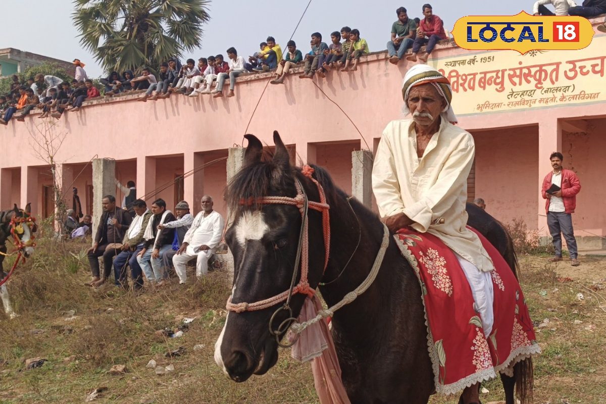 दारोगा बेटे का प्यार... नौकरी मिलते ही 55 साल के पिता को गिफ्ट किया राजस्थानी घोड़ा, बिहार में रिश्तों की मिसाल बनी ये कहानी