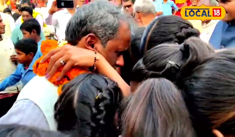 सरकारी टीचर के रिटायरमेंट पर खूब रोए बच्चे, सजी-धजी गाड़ी में बिठाकर DJ के साथ दी गई विदाई, भावुक कर देगा Video