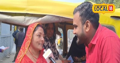 बातचीत करते हुए अभिभावक