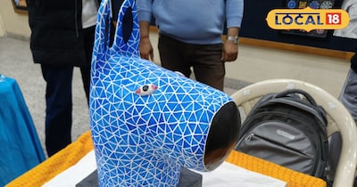 अनुपयोगी सामग्री को उपयोग में लेकर घोड़े की आकर्षक मूर्ति का निर्माण किया