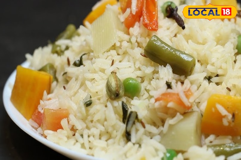 वेज हैदराबादी पुलाव पुदीना और धनिया का पेस्ट, हरी मिर्च और दही के साथ तैयार यह पुलाव अपने तीखेपन और खुशबू के लिए जाना जाता है। इसे बूंदी रायते के साथ सर्व करें।