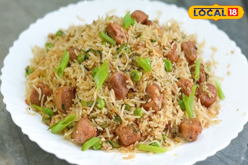 सोया चंक्स पुलाव प्रोटीन से भरपूर और झटपट बनने वाला। सोया बड़ी को गर्म पानी में भिगोकर, निचोड़कर मसालों के साथ भूनें और चावल के साथ प्रेशर कुक करें।