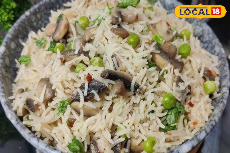 मटर-मशरूम पुलाव सर्दियों के ताजे मटर और मशरूम का कॉम्बिनेशन बहुत ही लाजवाब होता है। इसमें थोड़ा सा काली मिर्च पाउडर और जायफल घिसकर डालें खुशबू दोगुनी हो जाएगी।