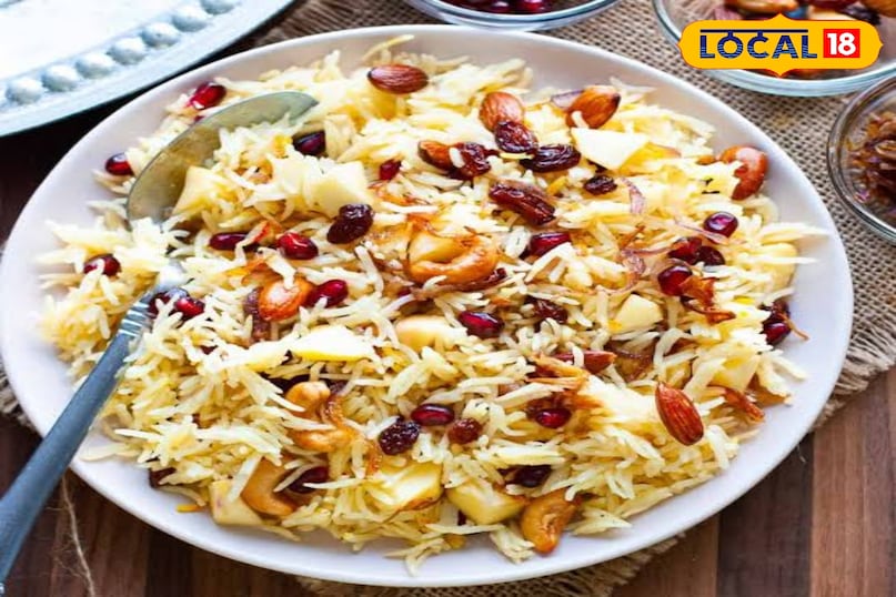 कश्मीरी पुलाव अगर आपको थोड़ा मीठा और रिच स्वाद पसंद है तो यह आपके लिए है। इसमें ड्राई फ्रूट्स काजू, बादाम, किशमिश और अनार के दानों का इस्तेमाल होता है। यह दिखने में भी बहुत सुंदर लगता है।