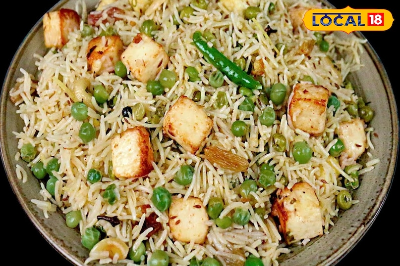 शाही पनीर पुलाव पनीर को छोटे क्यूब्स में काटकर गोल्डन फ्राई करें। केसर के दूध और खड़े मसालों तेजपत्ता, बड़ी इलायची के साथ पकाएं। यह किसी भी खास मौके के लिए बेस्ट है।