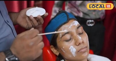 मेकअप करते हुए युवती 