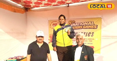 बेटी को गोल्ड मेडल से सम्मानित करते