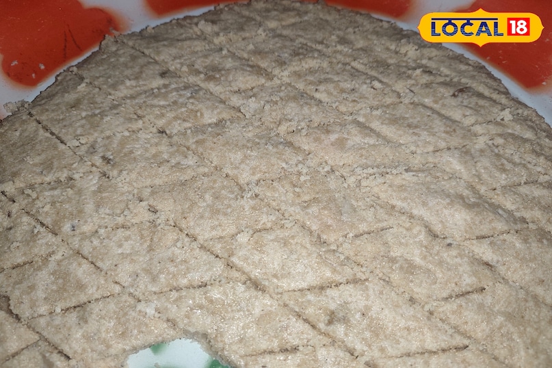 शब-ए-बरात के दिन सूजी का हलवा भी खास मायने रखता है. आम दिनों में घरों में बनने वाला सूजी का हलवा और शब-ए-बरात के दिन तैयार किया जाने वाला सूजी का हलवा, दोनों में काफी फर्क महसूस किया जाता है.बनाने का तरीका वही होता है, जैसे रोजमर्रा में बनाया जाता है, लेकिन इसके स्वाद में अलग ही मिठास होती है लोगों का मानना है कि इस मुकद्दस दिन बनने वाले हलवे में बरकत शामिल होती है इसकी खुशबू और जायका कुछ ऐसा होता है कि हर किसी को पसंद आता है और इसे बड़ी अकीदत के साथ बांटा और खाया जाता है.