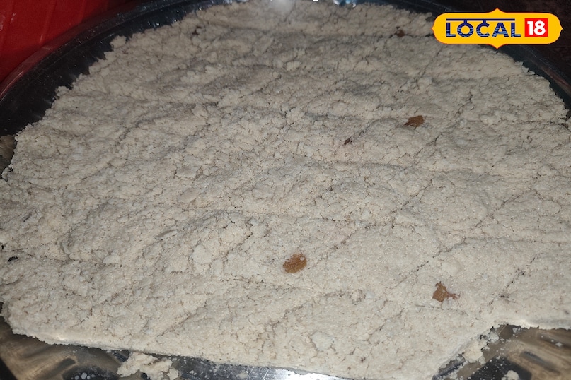 अगर पकवानों की बात करें तो शब-ए-बरात के मौके पर मीठे में चावल का हलुआ बड़ी अकीदत और श्रद्धा के साथ तैयार किया जाता है. इस हलुआ की अपनी अलग ही खुशबू और जायका होता है चावल का हलुआ बनाने के लिए चावल को अच्छी तरह पकाया जाता है, फिर उसमें दूध, चीनी और घी मिलाया जाता है इसे खास बनाने के लिए ड्राई फ्रूट्स, काजू-पिस्ता का पेस्ट और इलायची का इस्तेमाल किया जाता है जब यह हलुआ पकता है तो इसकी महक से पूरा घर महक उठता है। शब-ए-बरात पर इसे बांटना सवाब का काम माना जाता है.