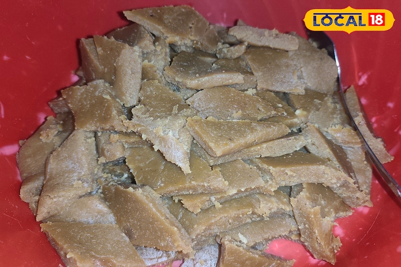 वहीं शब-ए-बरात के दिन सुबह से ही घरों में अलग-अलग तरह के पकवान बनाने की तैयारियां शुरू हो जाती हैं इस खास दिन चना दाल का हलुआ भी बड़ी अहमियत रखता है चना दाल के हलुए का स्वाद बिल्कुल अलग और लाजवाब होता है, जिसे खाने वाले उंगलियां चाटते रह जाते हैं इस हलुआ को बनाने में घी, चीनी, गर्म पानी और तरह-तरह के ड्राई फ्रूट्स का इस्तेमाल किया जाता है. इसकी खुशबू और जायका इसे खास बना देता है.कहा जाता है कि शब-ए-बरात के दिन तैयार किए गए पकवानों में एक अलग ही बरकत और स्वाद होता है.