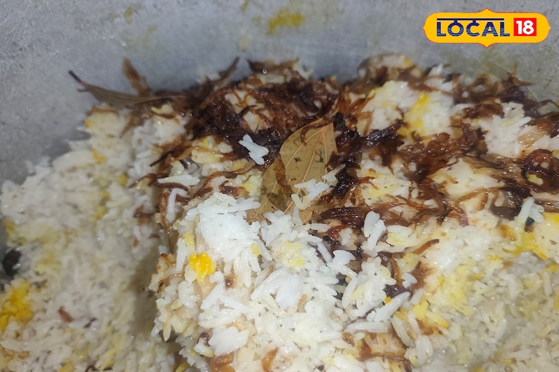 शब-ए-बरात के दिन मुस्लिम समुदाय के हर घर में स्वादिष्ट व्यंजनों की भरमार देखने को मिलती है इस खास मौके पर तैयार किया जाने वाला पुलाव भी बड़ी अहमियत रखता है पुलाव की खुशबू ऐसी होती है कि पूरा मोहल्ला गमक उठता है चावल, घी और मसालों से बना यह पुलाव स्वाद में भी लाजवाब होता है। लोगों का मानना है कि शब-ए-बरात के दिन बनने वाले पकवानों में खास बरकत होती है उनमें मिठास, खुशबू और सुकून शामिल होता है, जो इस मुकद्दस दिन की रूहानियत को और भी बढ़ा देता है.