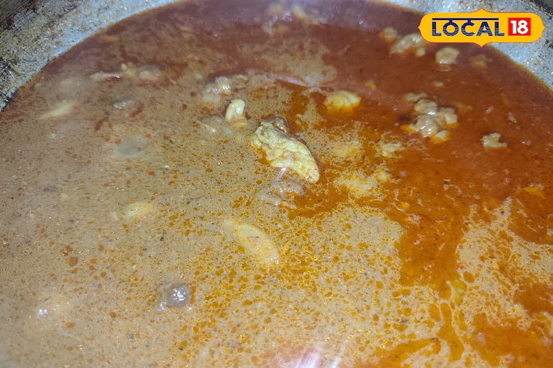 शब-ए-बरात के दिन मुस्लिम समाज के लोगों के घरों में नॉनवेज पकवानों की भी खास रौनक रहती है इस मौके पर मटन से कई तरह के स्वादिष्ट डिश तैयार किए जाते हैं मटन की खुशबू इतनी खास होती है कि पूरा घर महक उठता है लोगों का मानना है कि इस मुकद्दस दिन पकाया गया मटन स्वाद और बरकत से भरपूर होता है खाने से पहले फातिहा दिलाया जाता है, उसके बाद ही घर के लोग इसे खाते हैं.अगर कोई जरूरतमंद इस मौके पर पहुंच जाए, तो उसे भी वही खाना खिलाया जाता है, जिसे सवाब का काम माना जाता है.