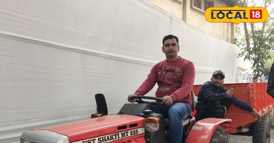 मिनी ट्रैक्टर चलाते हुए किसान