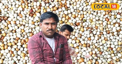 जानकारी देते किसान