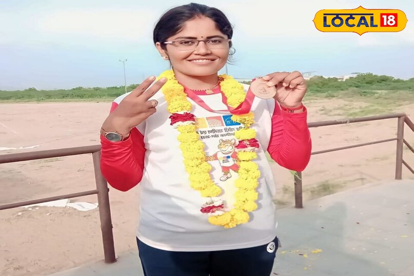 धापू गांव की स्कूली छात्राओं को प्रशिक्षित भी कर रही है. 