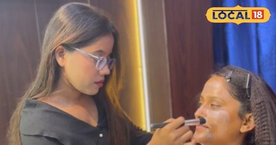 मेकअप करते हुए 