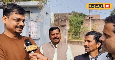 लोकल 18 से बातचीत करते हुए ग्रामीण 