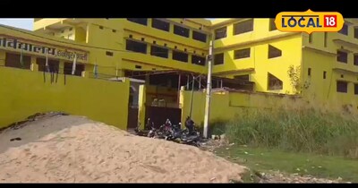 परीक्षा सेंटर पे लेट आए शिक्षक को अभिभावक ने भगाया 