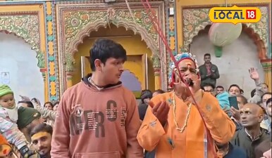 चतुर्वेदी समाज के लोग ढोल-मृदंग की थाप पर पारंपरिक होली रसिया गाते हैं. 