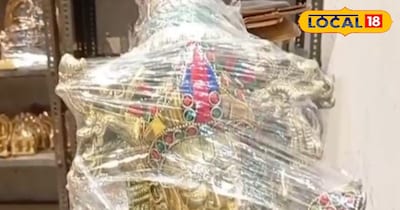 मुरादाबाद में तैयार हो रही कृष्ण भगवान की नई मूर्ति।